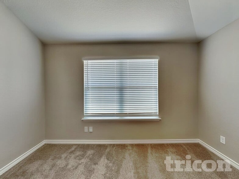 Building Photo - 1635 Tree Run