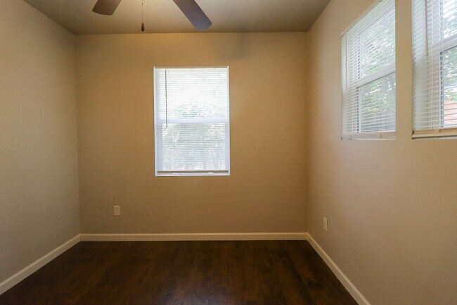 Building Photo - 1 Bed | 1 Bath |West Tulsa | $1050