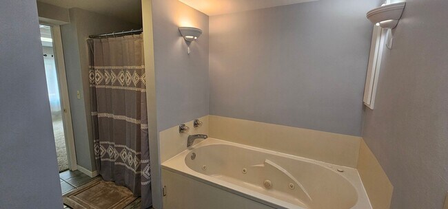 Building Photo - 2513 Hillcrest Dr