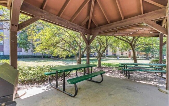 Building Photo - Bright And Luxurious 1 Bed 1 Bath Condo In Amenity-filled Woodlake Towers