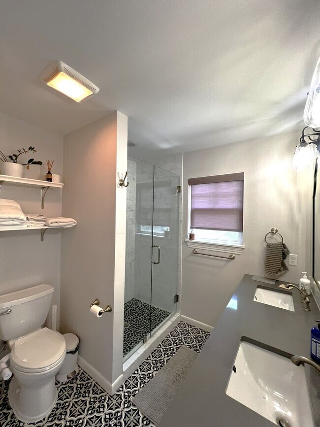 Building Photo - Furnished 2/2 Home in Crestview 3-12 month lease terms available