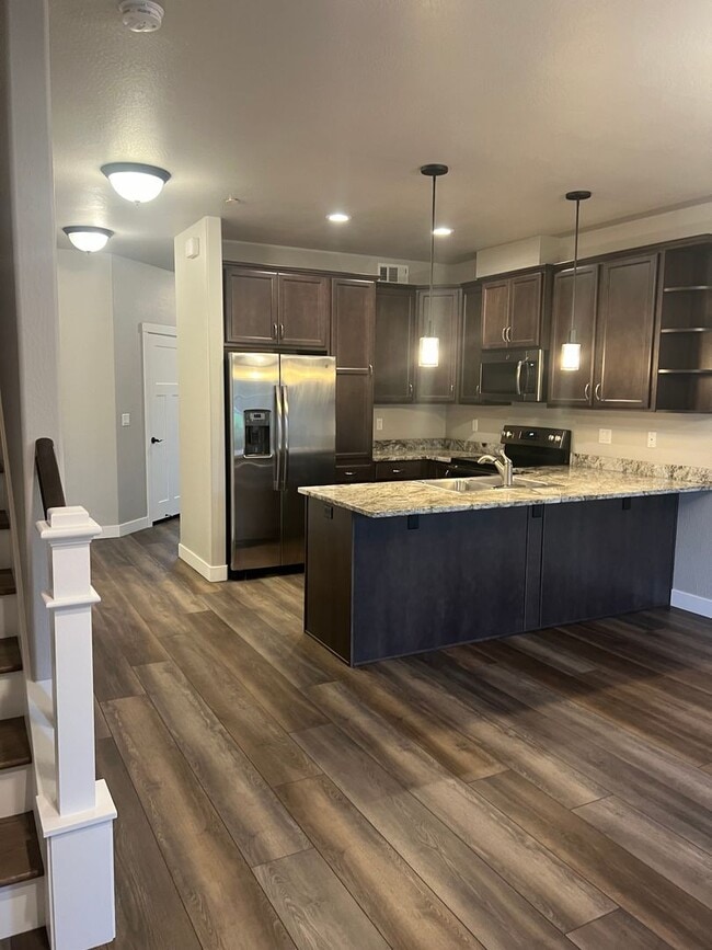 Building Photo - 2 Bedroom 2.5 Bath Townhome in desirable C...