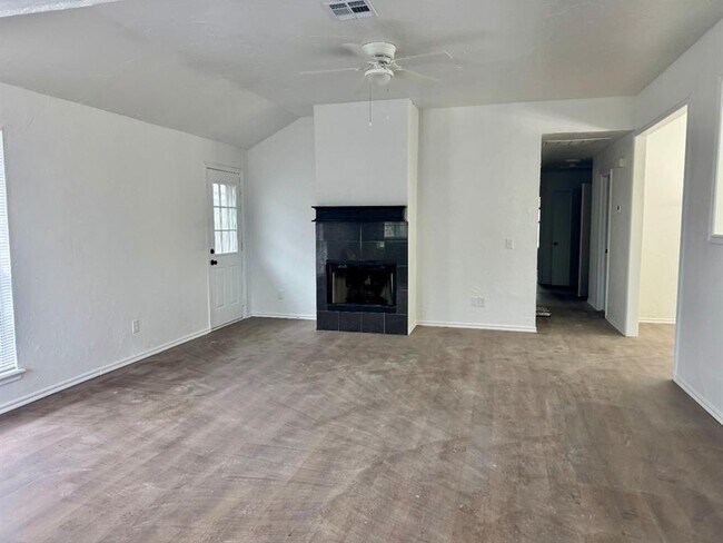 Building Photo - 223 W 6th St