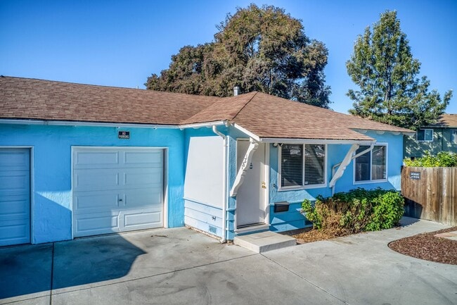 Building Photo - East Palo Alto Duplex for Rent - $3,000/mo