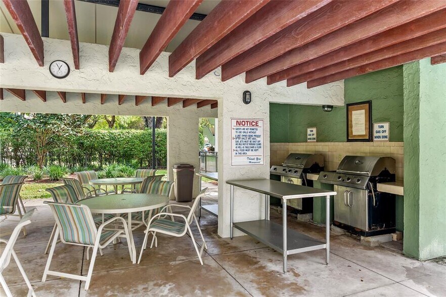 Building Photo - 6075 N Sabal Palm Blvd