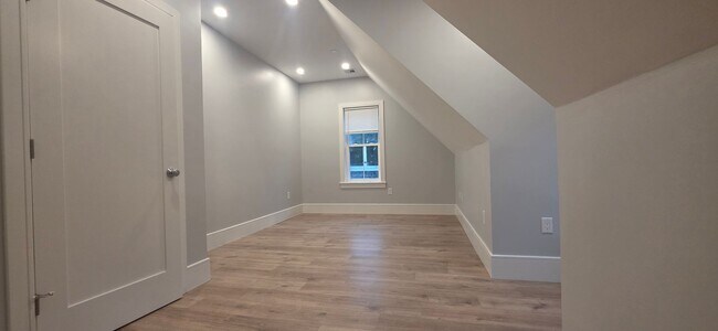 Building Photo - 124 Kenrick St
