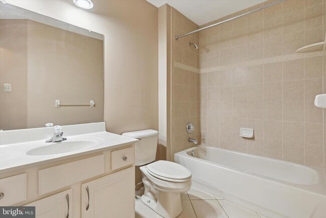 Building Photo - 821 Creekview Dr