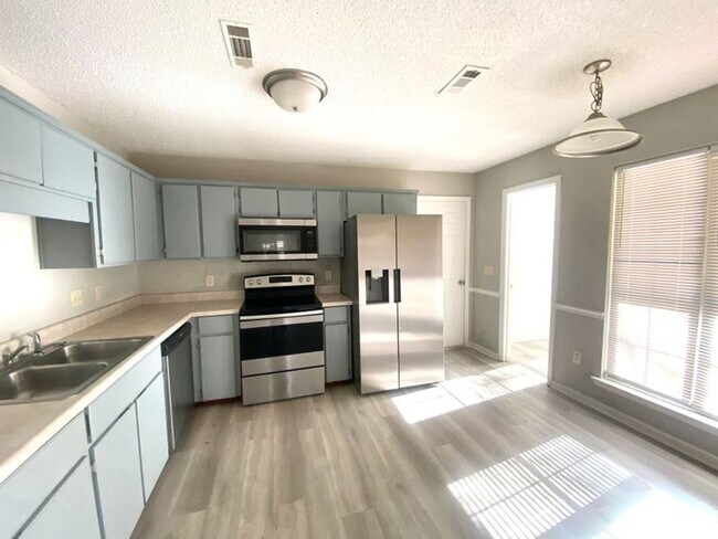 Building Photo - Available NOW