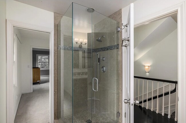 Building Photo - Experience the Charm of a Portland Heights...