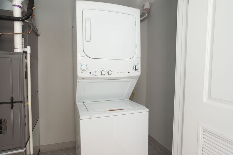 Building Photo - 2020 W Montrose Ave