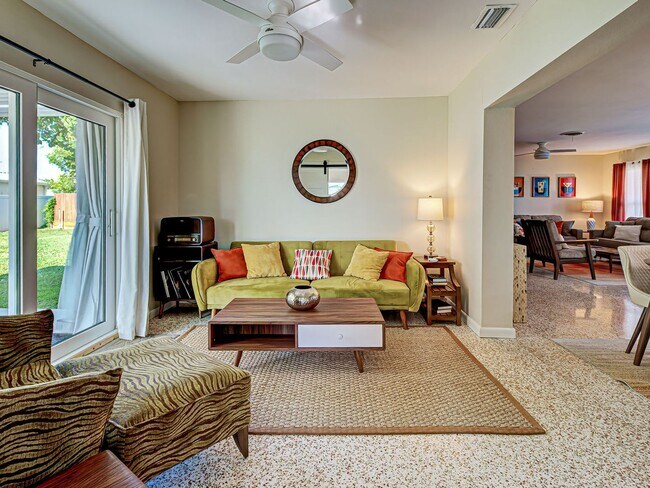 Building Photo - Seasonal Rental Near Venice – Pet-Friendly...