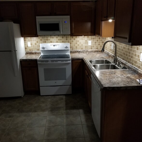 Under cabinet lighting - 25 Stadium Cir