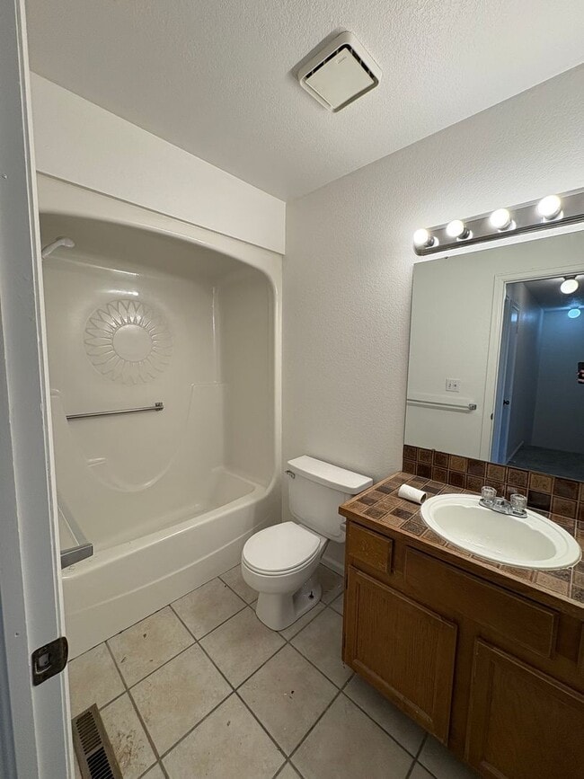 Building Photo - Updated 3 Bedroom 2.5 Bath Townhome