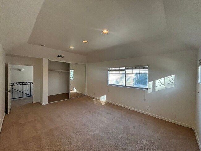 Building Photo - 525 Orange Grove Pl