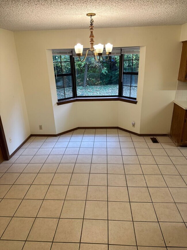Building Photo - Available 7/1!  Spacious 3 Bedroom, 2 Full Bathroom Rogers Home in Quiet Neighborhood