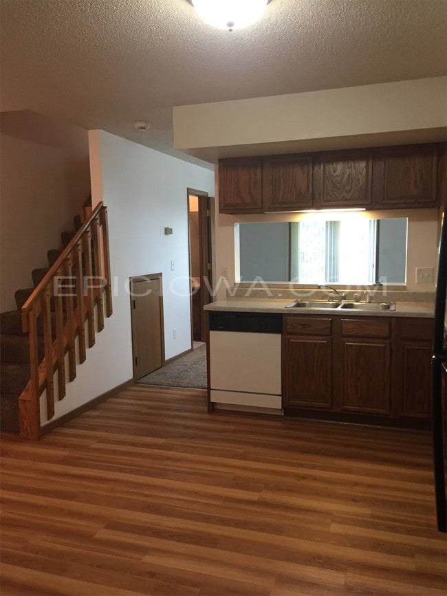 Building Photo - 1320 Daleview Dr