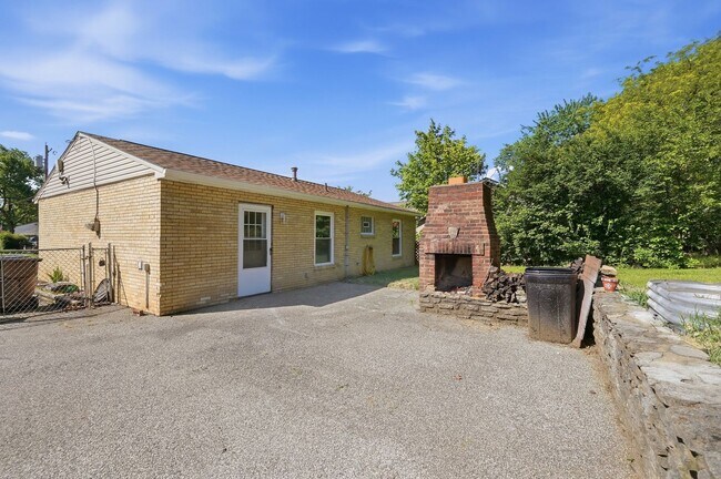 Building Photo - Newly Renovated Three Bed available to rent with move-in special!