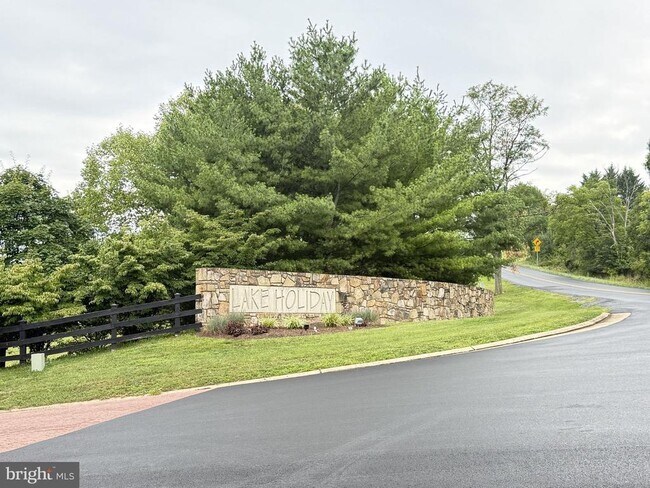 Building Photo - 1234 Lakeview Dr