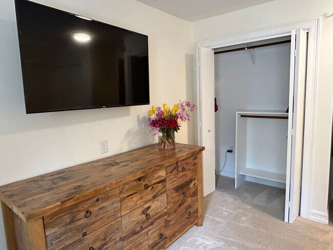 Building Photo - Beautiful Condo in Carbondale!
