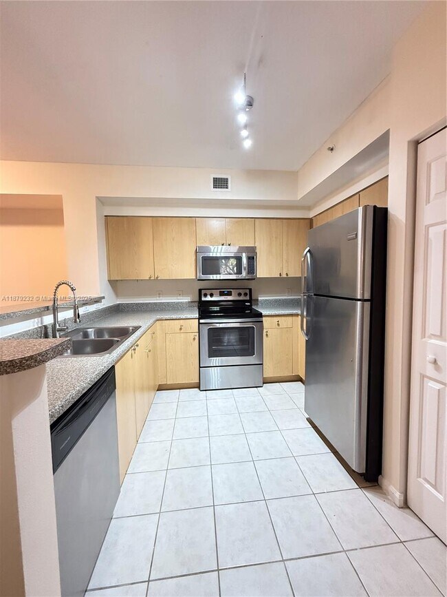 Building Photo - 7940 N Nob Hill Rd