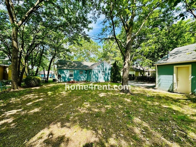 Building Photo - Adorable Ranch in Roeland Park w/ Wood Flo...