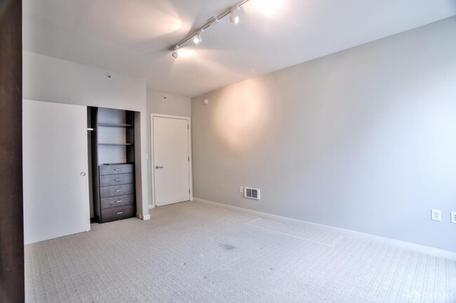 Building Photo - 555 4th St