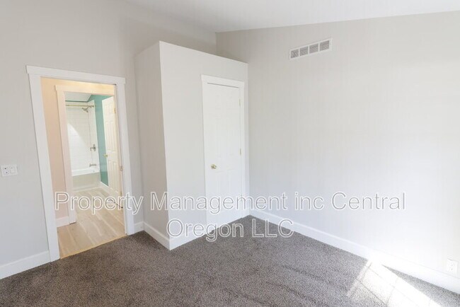 Building Photo - 15550 Rim Dr
