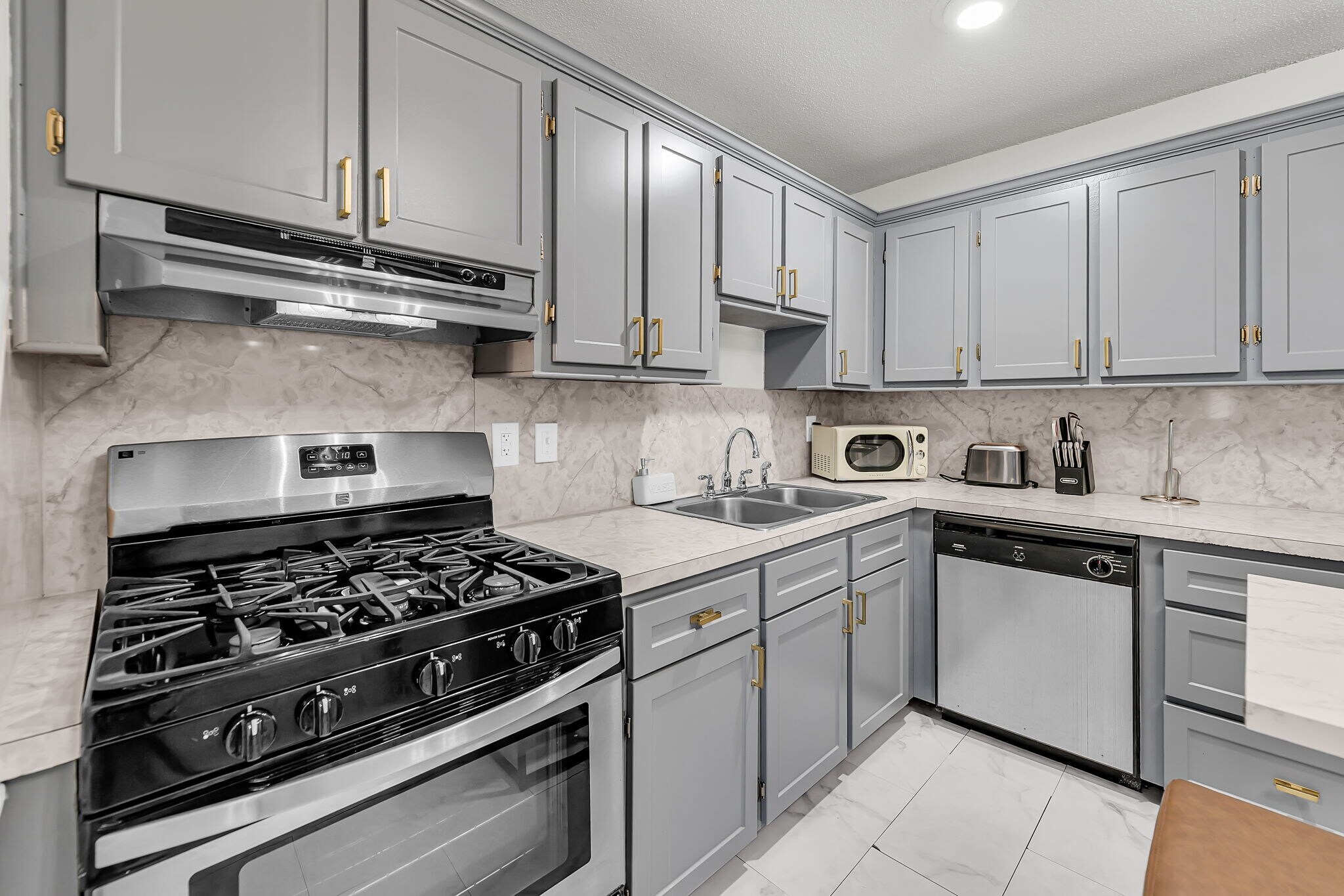 Building Photo - 1417 Rainbow Rd