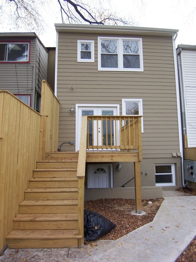 Building Photo - Large 3BR/2.5BA with yard and parking H St...