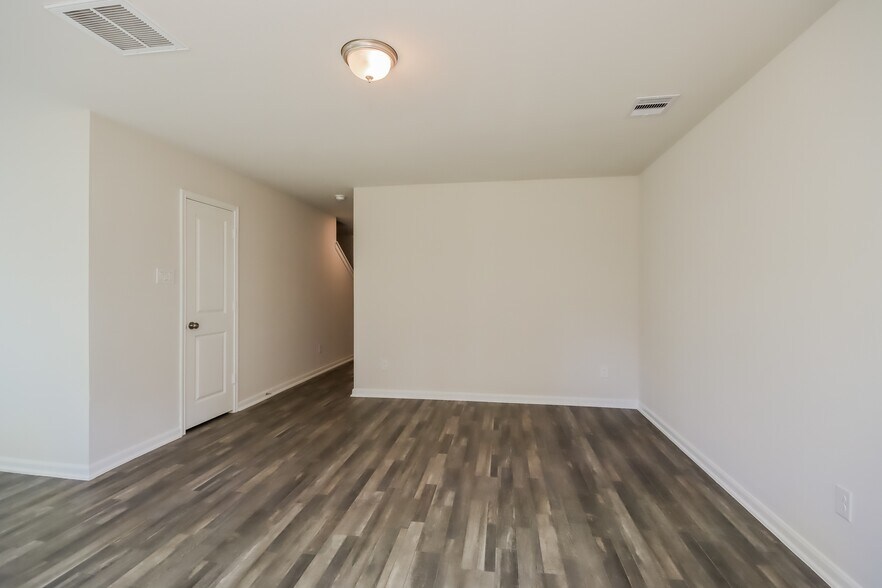 Building Photo - 303 Big Oak