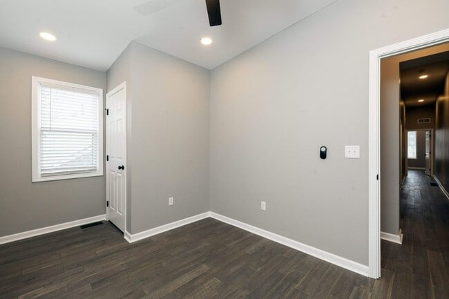 Building Photo - Clark Pl  60-64 MLR