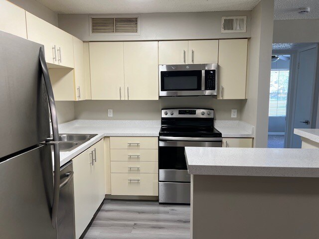 Building Photo - 345 Lakepointe Dr