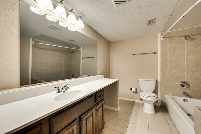 Building Photo - Adorable Townhome featuring 3 Bedrooms + O...