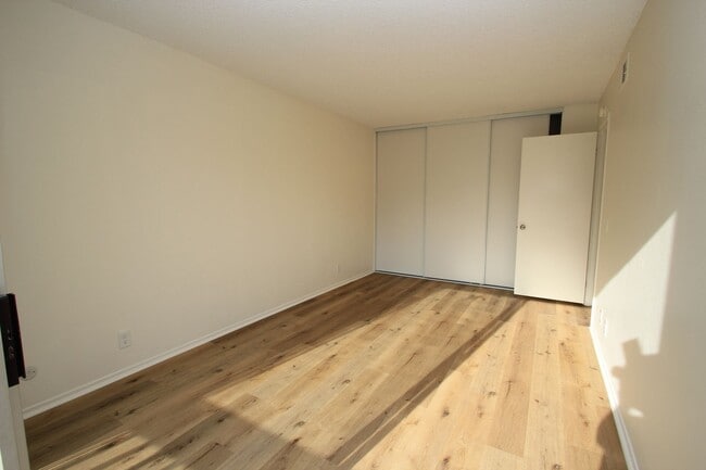 Building Photo - For Rent: Upgraded 3-Bedroom Condo in Todd...