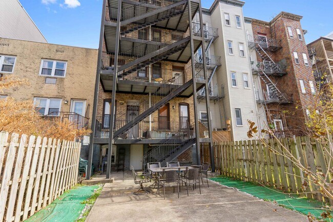 Building Photo - 314 Monroe St