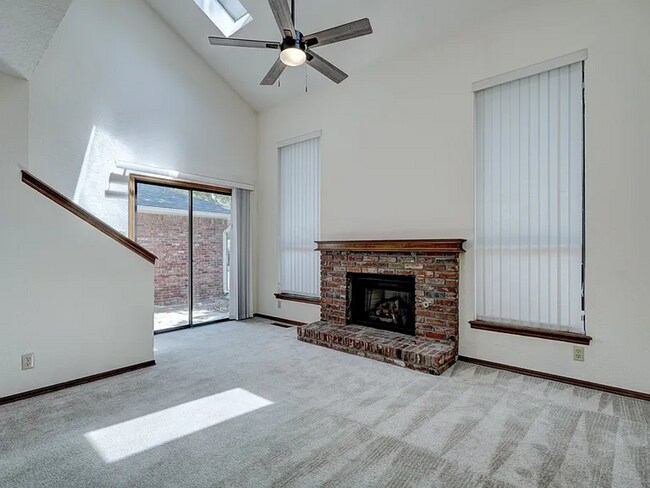 Building Photo - Beautiful 3bed/3bath Townhome Available in Westside Norman!!