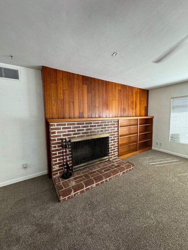 Building Photo - Charming Home Rent Ready !