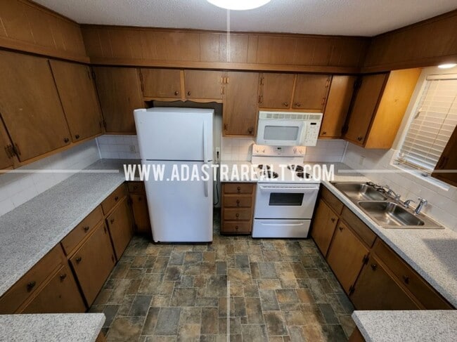Building Photo - 212 Brookside Dr