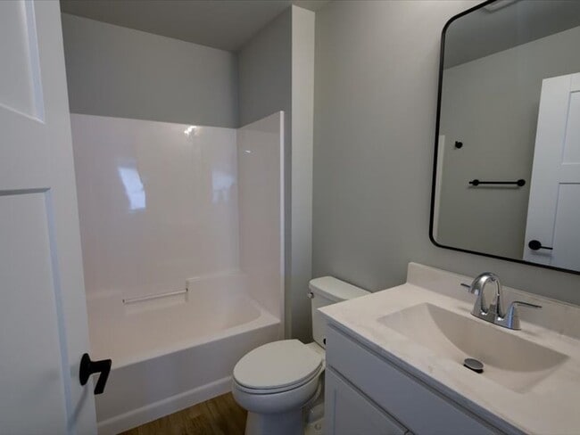 Building Photo - 4880 Romaine Rd