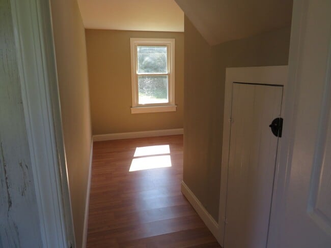 Building Photo - 3 Bedroom 2 Bath Home