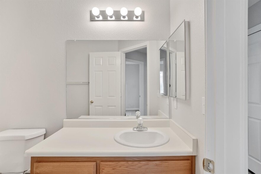 The master bathroom. - 3038 Courtside Dr