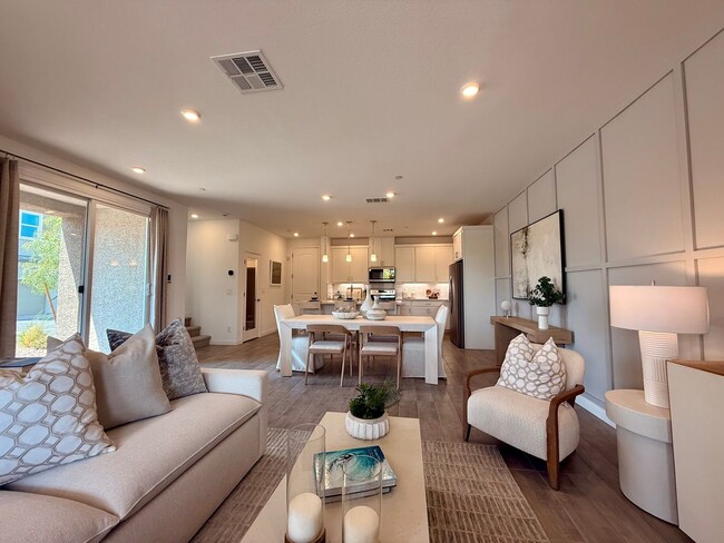 Primary Photo - FULLY FURNISHED 3 BED 2.5 BATH 2 CAR GARAG...