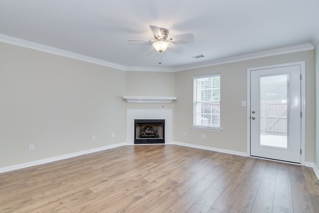Building Photo - 2 Bedroom 2.5 Bath Townhouse