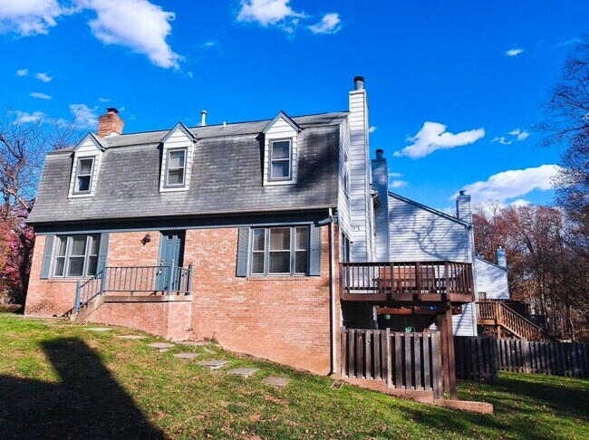 Building Photo - Charming Fair Woods Townhome Awaits