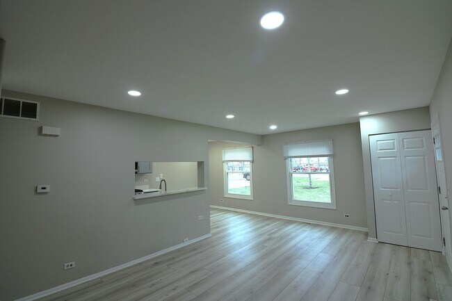 Building Photo - 360 Farmingdale Cir