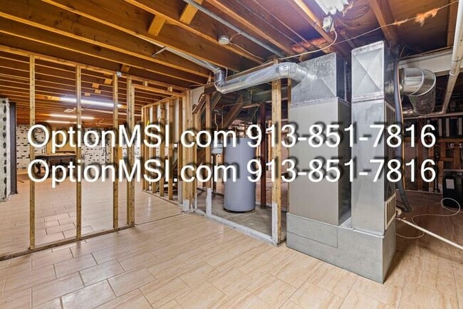 Building Photo - Spacious and move in ready!