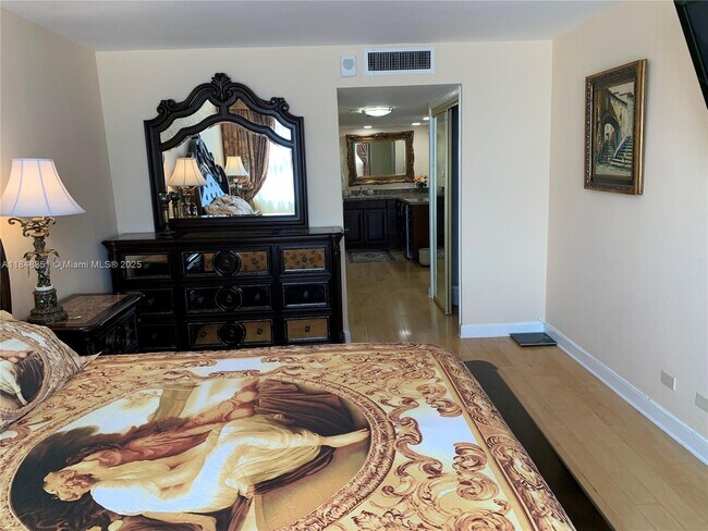 Building Photo - 6039 Collins Ave