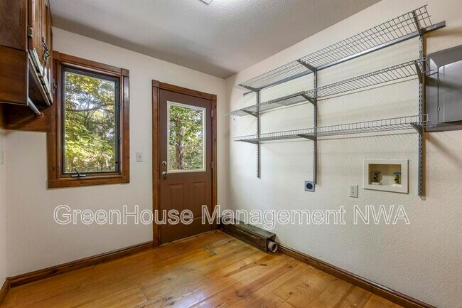 Building Photo - 8984 Falls Hollow Rd