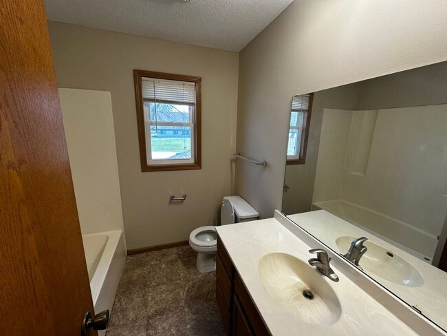 Building Photo - 2 bed 2 Bath 2 Story Townhome