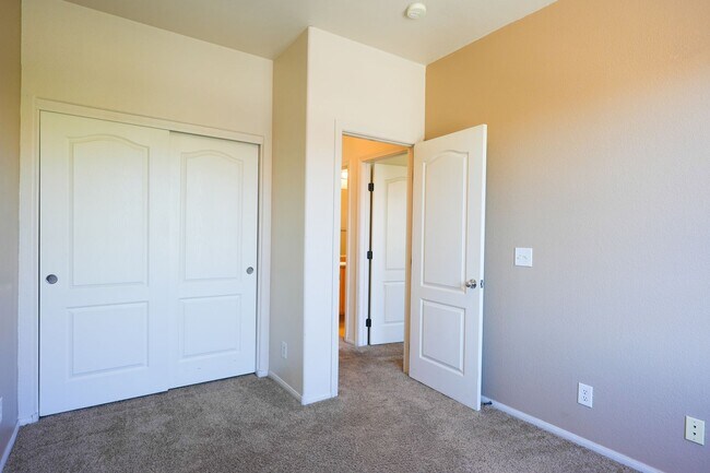 Building Photo - 3 Bed / 2.5 Bath Townhome with Loft, 2 Car Garage & Spacious Backyard – Southern Highlands